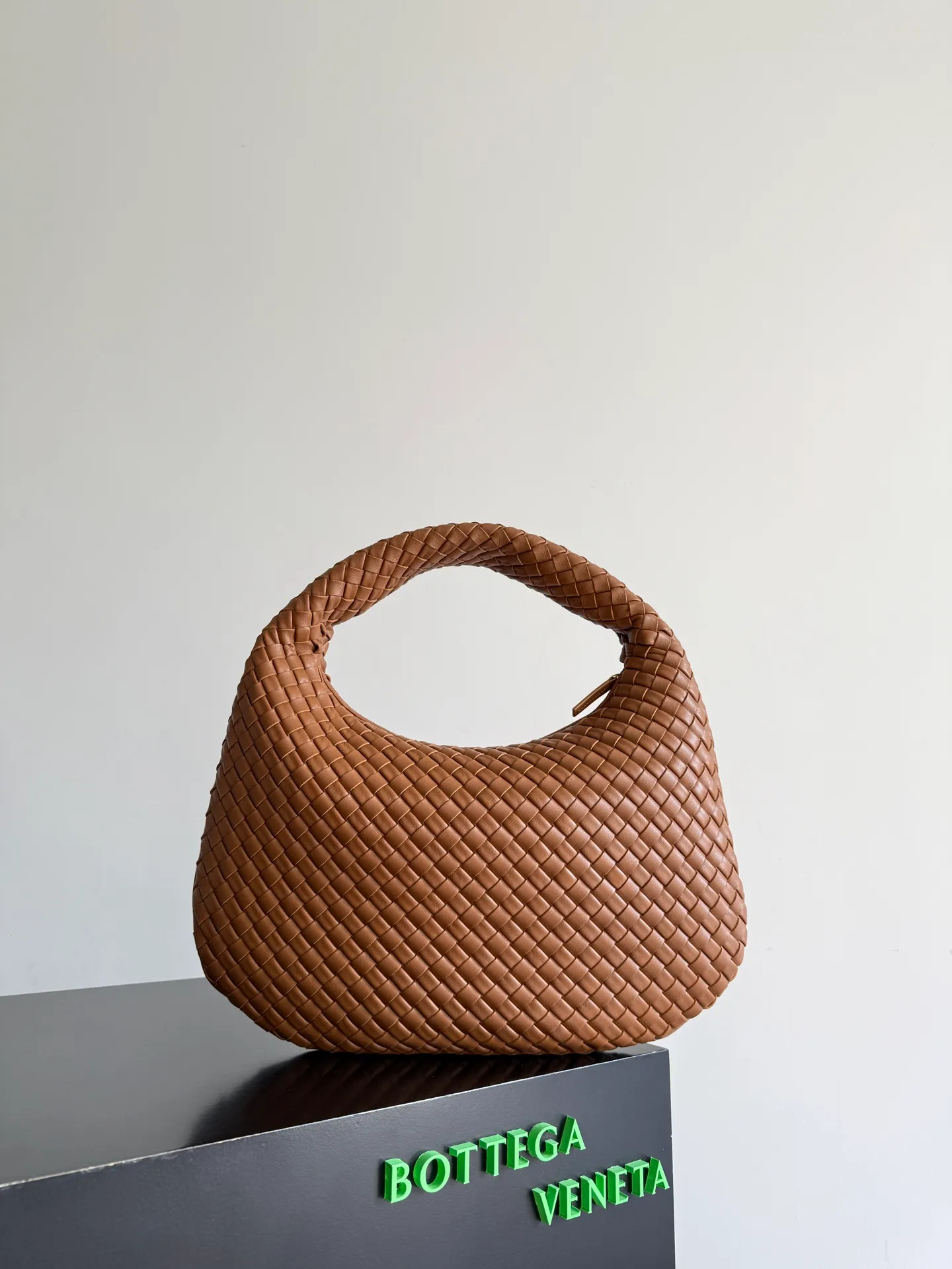 Batch 2120 BV Bottega Veneta's new early spring women's shoulder bag. The soft and delicate Hobo bag has been shipped! Many friends are waiting for this bag. It has a round shape and a large capacity. It can hold a 50-fold umbrella inside. Babies with a lot of daily items do not need to worry about the capacity of this bag. It is a practical bag for traveling and commuting. Although it is fluffy, it is soft and comfortable when carried on one shoulder. It has a modern and retro feel. Model No.: 856737 Size: 44*28*5cm